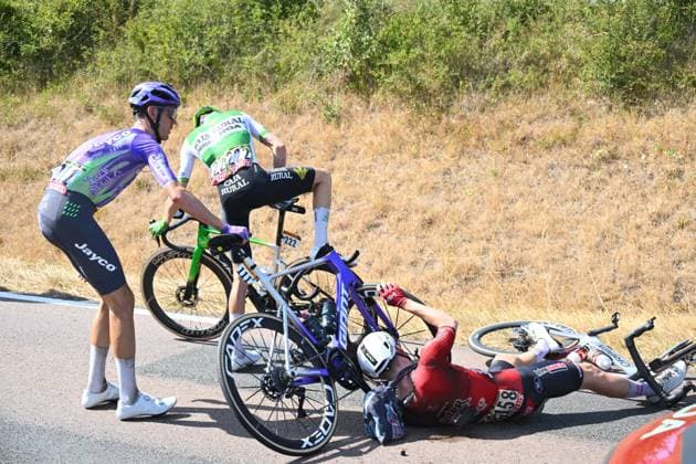Sport Themen der Woche KW29 Sport Bilder des Tages Tour de France 2026 Stage 11 NEVERS, FRANCE - JULY 15 : O Connor Ben (AUS) of Team Jayco AlUla, Balderstone Abel (ESP) of Caja Rural - Seguros RGA, Zimmermann Georg (GER) of Lotto - Intermarche in a crash during stage 11 of the 113rd edition of Tour de France an UCI World Tour 2.UWT cycling road race stage for Men Elite of 161 km with start in Vichy and finish in Nevers on July 15, 2026 in Nevers, France, 15 07 2026 Nevers France  Copyright: xGarnierxEtiennex