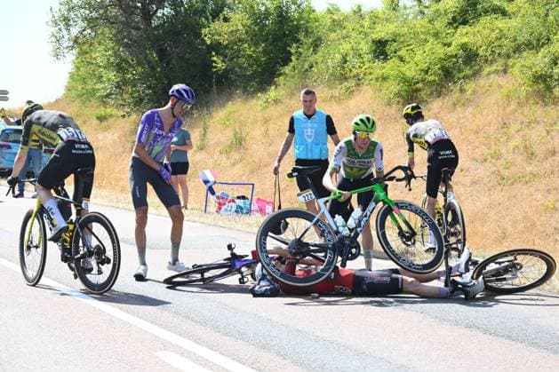 Tour de France 2026 Stage 11 NEVERS, FRANCE - JULY 15 : O Connor Ben (AUS) of Team Jayco AlUla, Balderstone Abel (ESP) of Caja Rural - Seguros RGA, Zimmermann Georg (GER) of Lotto - Intermarche in a crash during stage 11 of the 113rd edition of Tour de France an UCI World Tour 2.UWT cycling road race stage for Men Elite of 161 km with start in Vichy and finish in Nevers on July 15, 2026 in Nevers, France, 15 07 2026 Nevers France  Copyright: xGarnierxEtiennex