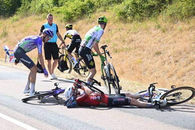 Tour de France 2026 Stage 11 NEVERS, FRANCE - JULY 15 : O Connor Ben (AUS) of Team Jayco AlUla, Balderstone Abel (ESP) of Caja Rural - Seguros RGA, Zimmermann Georg (GER) of Lotto - Intermarche in a crash during stage 11 of the 113rd edition of Tour de France an UCI World Tour 2.UWT cycling road race stage for Men Elite of 161 km with start in Vichy and finish in Nevers on July 15, 2026 in Nevers, France, 15 07 2026 Nevers France  Copyright: xGarnierxEtiennex