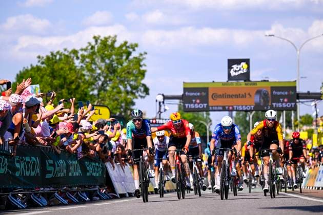 Tour de France 2026 Stage 11 NEVERS, FRANCE - JULY 15 : Philipsen Jasper (BEL) of Alpecin Premier Tech, Waerenskjold Soren (NOR) of Uno-X Mobility celebrating his victory during stage 11 of the 113rd edition of Tour de France an UCI World Tour 2.UWT cycling road race stage for Men Elite of 161 km with start in Vichy and finish in Nevers on July 15, 2026 in Nevers, France, 15 07 2026 Nevers France  Copyright: xLucaxBettinix