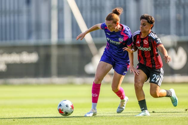 GER, Frankfurt, Eintracht Frankfurt vs Mainz 05, Vorbereitung, Fussball, DFB, Spielzeit 2026 2027, Deutsche Bank Park Platz 4, Testspiel im Bild v.l.: Saskia Matheis (Mainz 05 Frauen 19), Dilara Acikgöz (Eintracht Frankfurt Frauen), Zweikampf DFB DFL REGULATIONS PROHIBIT ANY USE OF PHOTOGRAPHS AS IMAGE SEQUENCES AND OR QUASI-VIDEO, 15.07.2026 *** GER, Frankfurt, Eintracht Frankfurt vs. Mainz 05, Preseason, Soccer, DFB, 2026–2027 Season, Deutsche Bank Park, 4th Row, Friendly Match (Pictured, from left): Saskia Matheis, Mainz 05 Women’s Team, 19, Dilara Acikgöz, Eintracht Frankfurt Women’s Team, tackle. DFB and DFL regulations prohibit any use of photographs as image sequences and or quasi-video. July 15, 2026 Copyright: HMBxMedia HendrikxHamelau