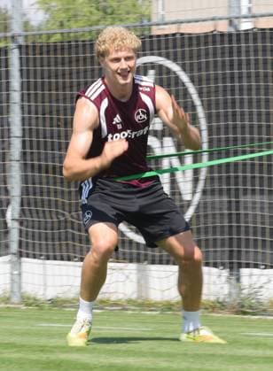 15.07.2026 - Fussball - 2. Fussball - Bundesliga - Saison 2026 2027 - 1. FC Nürnberg Nuernberg FCN ( Club ) - Training - Sportfoto Zink DaMa - xdaxmax - Piet Scobel (19, 1. FC Nürnberg FCN ) wärmt sich auf *** July 15, 2026 Soccer 2 Bundesliga 2026–2027 Season 1 FC Nürnberg Nuremberg FCN Club Training Sports Photo Zink DaMa xdaxmax Piet Scobel 19, 1 FC Nürnberg FCN warming up