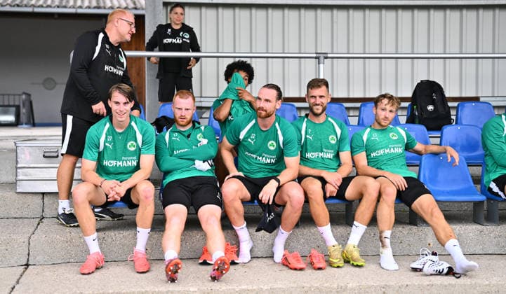 15.07.2026 - Fussball - 2. Bundesliga - Saison 2026 2027 - SpVgg Greuther Fürth Fuerth - Trainingslager Bad Wörishofen - - xwoxzix - Heiko Vogel ( Trainer SpVgg Greuther Fürth ) bei Gian Luca Gian-Luca Itter (27, SpVgg Greuther Fürth ) Paul Will (13, SpVgg Greuther Fürth ) Jannis Heuer (22, SpVgg Greuther Fürth ) Dennis Srbeny (7, SpVgg Greuther Fürth ) Jannik Dehm ( 23, SpVgg Greuther Fürth ) nach Training *** July 15, 2026 Soccer 2. Bundesliga 2026–2027 Season SpVgg Greuther Fürth Fürth Training Camp in Bad Wörishofen xwoxzix Heiko Vogel, coach of SpVgg Greuther Fürth, with Gian Luca Gian Luca Itter 27, SpVgg Greuther Fürth Paul Will 13, SpVgg Greuther Fürth Jannis Heuer 22, SpVgg Greuther Fürth Dennis Srbeny 7, SpVgg Greuther Fürth Jannik Dehm 23, SpVgg Greuther Fürth after training