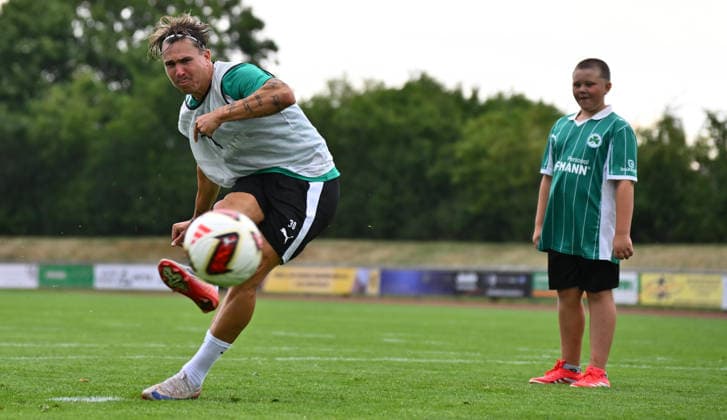 15.07.2026 - Fussball - 2. Bundesliga - Saison 2026 2027 - SpVgg Greuther Fürth Fuerth - Trainingslager Bad Wörishofen - - xwoxzix - Felix Klaus (30, SpVgg Greuther Fürth ) bei Elfmeterschießen mit örtlichen Kids *** July 15, 2026 Soccer 2. Bundesliga 2026–2027 Season SpVgg Greuther Fürth Fürth Training Camp in Bad Wörishofen xwoxzix Felix Klaus 30, SpVgg Greuther Fürth in a penalty shootout with local kids