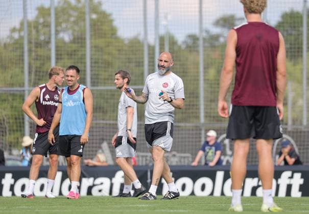 15.07.2026 - Fussball - 2. Fussball - Bundesliga - Saison 2026 2027 - 1. FC Nürnberg Nuernberg FCN ( Club ) - Training - Sportfoto Zink DaMa - xdaxmax - Javier Pinola (Co-Trainer 1. FC Nürnberg FCN ) zeigt an gestikuliert dirigiert gibt Anweisungen *** July 15, 2026 Soccer 2 Bundesliga 2026–2027 Season 1 FC Nürnberg Nuremberg FCN Club Training Sports Photo Zink DaMa xdaxmax Javier Pinola Assistant Coach 1 FC Nürnberg FCN pointing, gesturing, directing, giving instructions