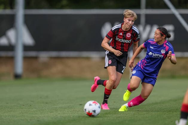 GER, Frankfurt, Eintracht Frankfurt vs Mainz 05, Vorbereitung, Fussball, DFB, Spielzeit 2026 2027, Deutsche Bank Park Platz 4, Testspiel im Bild v.l.: Paulina Krumbiegel (Eintracht Frankfurt Frauen 22), Rio Takizawa (Mainz 05 Frauen 8) DFB DFL REGULATIONS PROHIBIT ANY USE OF PHOTOGRAPHS AS IMAGE SEQUENCES AND OR QUASI-VIDEO, 15.07.2026 *** GER, Frankfurt, Eintracht Frankfurt vs. Mainz 05, Preseason, Soccer, DFB, 2026–2027 Season, Deutsche Bank Park, Seat 4, Friendly Match (pictured, from left): Paulina Krumbiegel, Eintracht Frankfurt Women’s Team 22, Rio Takizawa, Mainz 05 Women’s Team 8. DFB and DFL regulations prohibit any use of photographs as image sequences and or quasi-video. July 15, 2026 Copyright: HMBxMedia HendrikxHamelau