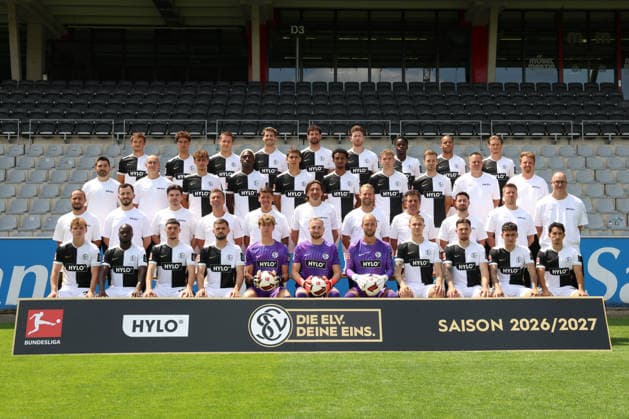 SV 07 Elversberg; 1.BL, Porträttermin 2026 2027, Mannschaftsfoto, hi. Reihe v.li.: Lukas Petkov, Noah Darvich, Lukas Pinckert, Maximilian Rohr, Luca Pfeiffer, Florian Le Joncour, Raif Adam, Jan Gyamerah, Carlo Sickinger, zweite hi. Reihe v.li.: Videoanalyst Marko Rieke, Videoanalyst Franz Dietrich, Maurice Krattenmacher, David Mokwa, Frederik Schmahl, Filimon Gerezgiher, Lasse Günther, Tom Zimmerschied, Zeugwart Volker Lefebre, Multi-Supporter Daniel Ocvirk, dritte hi. Reihe v.li.: Physiotherapeut Ricardo Bernardy, Physiotherapeut Julian Brans, Physiotherapeut Robin Maier, Co-Trainer Patrick Henle, Co-Trainer Mike Frantz, Trainer Vincent Wagner, Co-Trainer Pascal Bieler, Torwart-Trainer Sascha Purket, Athletik-Trainer Tobias Tröss, Reha-Trainer Michael Schwerhoff, Mannschaftsarzt Frank Krämer, Vordere Reihe v.li.: Cole Campbell, Amara Conde, Felix Keidel, Lukasz Poreba, Elias Etringer, Nicolas Kristof, Tim Boss, Luis Seifert, Luca Schnellbacher, Nicholas Mickelson, Jason Ceka Elversberg Ursapharm-Arena an der Kaiserlinde Saarland Deutschland (DEU) *** SV 07 Elversberg 1st Division, Photo Session 2026–2027, Team Photo, back row, from left: Lukas Petkov, Noah Darvich, Lukas Pinckert, Maximilian Rohr, Luca Pfeiffer, Florian Le Joncour, Raif Adam, Jan Gyamerah, Carlo Sickinger; second row from left: video analyst Marko Rieke, video analyst Franz Dietrich, Maurice Krattenmacher, David Mokwa, Frederik Schmahl, Filimon Gerezgiher, Lasse Günther, Tom Zimmerschied, equipment manager Volker Lefebre, multi-supporter Daniel Ocvirk, third row from left: physical therapist Ricardo Bernardy, physical therapist Julian Brans, physical therapist Robin Maier, assistant coach Patrick Henle, Assistant Coach Mike Frantz, Head Coach Vincent Wagner, Assistant Coach Pascal Bieler, Goalkeeper Coach Sascha Purket, Strength and Conditioning Coach Tobias Tröss, Rehabilitation Coach Michael Schwerhoff, Team Doctor Frank Krämer, front row from left: Cole Campbell, Amara Conde, Felix Keidel, Lukasz Poreba, Elias Etringer, Nicolas Kristof, Tim Boss, Luis Seifert, Luca Schnellbacher, Nicholas Mickelson, Jason Ceka Elversberg Ursapharm Arena at the Kaiserlinde Saarland Germany DEU Copyright: xSebastianxBachx