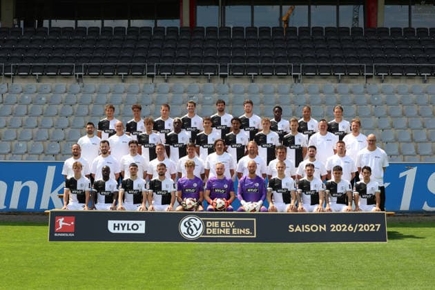 SV 07 Elversberg; 1.BL, Porträttermin 2026 2027, Mannschaftsfoto, hi. Reihe v.li.: Lukas Petkov, Noah Darvich, Lukas Pinckert, Maximilian Rohr, Luca Pfeiffer, Florian Le Joncour, Raif Adam, Jan Gyamerah, Carlo Sickinger, zweite hi. Reihe v.li.: Videoanalyst Marko Rieke, Videoanalyst Franz Dietrich, Maurice Krattenmacher, David Mokwa, Frederik Schmahl, Filimon Gerezgiher, Lasse Günther, Tom Zimmerschied, Zeugwart Volker Lefebre, Multi-Supporter Daniel Ocvirk, dritte hi. Reihe v.li.: Physiotherapeut Ricardo Bernardy, Physiotherapeut Julian Brans, Physiotherapeut Robin Maier, Co-Trainer Patrick Henle, Co-Trainer Mike Frantz, Trainer Vincent Wagner, Co-Trainer Pascal Bieler, Torwart-Trainer Sascha Purket, Athletik-Trainer Tobias Tröss, Reha-Trainer Michael Schwerhoff, Mannschaftsarzt Frank Krämer, Vordere Reihe v.li.: Cole Campbell, Amara Conde, Felix Keidel, Lukasz Poreba, Elias Etringer, Nicolas Kristof, Tim Boss, Luis Seifert, Luca Schnellbacher, Nicholas Mickelson, Jason Ceka Elversberg Ursapharm-Arena an der Kaiserlinde Saarland Deutschland (DEU) *** SV 07 Elversberg 1st Division, Photo Session 2026–2027, Team Photo, back row, from left: Lukas Petkov, Noah Darvich, Lukas Pinckert, Maximilian Rohr, Luca Pfeiffer, Florian Le Joncour, Raif Adam, Jan Gyamerah, Carlo Sickinger; second row from left: video analyst Marko Rieke, video analyst Franz Dietrich, Maurice Krattenmacher, David Mokwa, Frederik Schmahl, Filimon Gerezgiher, Lasse Günther, Tom Zimmerschied, equipment manager Volker Lefebre, multi-supporter Daniel Ocvirk, third row from left: physical therapist Ricardo Bernardy, physical therapist Julian Brans, physical therapist Robin Maier, assistant coach Patrick Henle, Assistant Coach Mike Frantz, Head Coach Vincent Wagner, Assistant Coach Pascal Bieler, Goalkeeper Coach Sascha Purket, Strength and Conditioning Coach Tobias Tröss, Rehabilitation Coach Michael Schwerhoff, Team Doctor Frank Krämer, front row from left: Cole Campbell, Amara Conde, Felix Keidel, Lukasz Poreba, Elias Etringer, Nicolas Kristof, Tim Boss, Luis Seifert, Luca Schnellbacher, Nicholas Mickelson, Jason Ceka Elversberg Ursapharm Arena at the Kaiserlinde Saarland Germany DEU Copyright: xSebastianxBachx