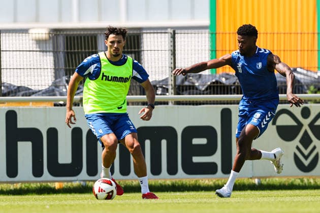 Eldin Dzogovic (1. FC Magdeburg,4) gegen Moritz Broni Kwarteng (1. FC Magdeburg,10) - 2. Fußball Bundesliga Saison 2026-2027 Training 1. FC Magdeburg an der Avnet Arena in Magdeburg - Fußball,Mann,Männer,Deutschland,15.07.2026 *** Eldin Dzogovic (1 FC Magdeburg, No. 4) vs. Moritz Broni Kwarteng (1 FC Magdeburg, No. 10) – 2026–2027 Bundesliga Season – 1 FC Magdeburg training session at the Avnet Arena in Magdeburg – Soccer, Men,Men, Germany, July 15, 2026