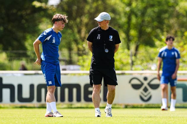 Trainer Petrik Sander spricht mit Adrian Drews (1. FC Magdeburg,36) - 2. Fußball Bundesliga Saison 2026-2027 Training 1. FC Magdeburg an der Avnet Arena in Magdeburg - Fußball,Mann,Männer,Deutschland,15.07.2026 *** Coach Petrik Sander talks with Adrian Drews 1 FC Magdeburg, 36 2 Bundesliga Season 2026–2027 Training session for 1 FC Magdeburg at the Avnet Arena in Magdeburg Soccer, man, men, Germany, July 15, 2026