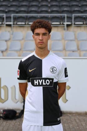 Noah Darvich; SV 07 Elversberg; 1.BL, Porträttermin 2026 2027, Elversberg Ursapharm-Arena an der Kaiserlinde Saarland Deutschland (DEU) *** Noah Darvich SV 07 Elversberg 1 BL, Photo Shoot 2026–2027, Elversberg Ursapharm Arena at the Kaiserlinde, Saarland, Germany, DEU Copyright: xSebastianxBachx