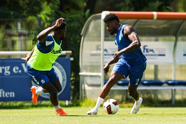 Moritz Broni Kwarteng (r.,1. FC Magdeburg,10) gegen Daniel Heber (1. FC Magdeburg,15) - 2. Fußball Bundesliga Saison 2026-2027 Training 1. FC Magdeburg an der Avnet Arena in Magdeburg - Fußball,Mann,Männer,Deutschland,15.07.2026 *** Moritz Broni Kwarteng, 1 FC Magdeburg, 10 vs. Daniel Heber, 1 FC Magdeburg, 15, 2026–2027 Bundesliga Season, 1 FC Magdeburg training at the Avnet Arena in Magdeburg, soccer, man,Men, Germany, July 15, 2026