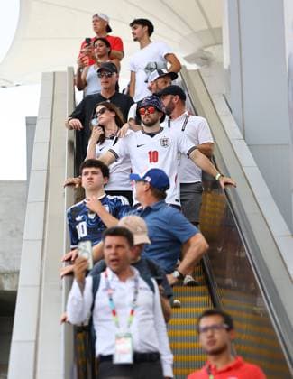 Fnas make their way to the ground via an escalator England v Argentina, 2026 FIFA World Cup, WM, Weltmeisterschaft, Fussball Semi Final, Football, Atlanta Stadium, Atlanta, Georgia, USA - 15 Jul 2026Atlanta Atlanta Stadium Georgia (GA) United States of America  Copyright: xMichaelxZemanek Shutterstockx 16992756c