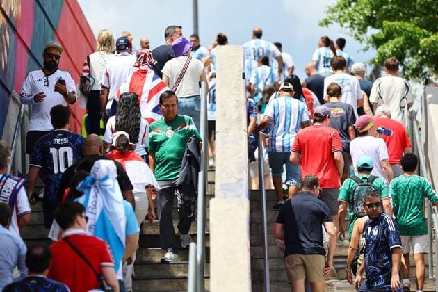Fans make their way to the ground England v Argentina, 2026 FIFA World Cup, WM, Weltmeisterschaft, Fussball Semi Final, Football, Atlanta Stadium, Atlanta, Georgia, USA - 15 Jul 2026Atlanta Atlanta Stadium Georgia (GA) United States of America  Copyright: xMichaelxZemanek Shutterstockx 16992756e