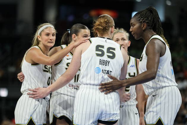 CHICAGO, USA - July 15: Chicago Sky players huddle during the game between the Chicago Sky and Seattle Storm at Wintrust Arena on Wednesday, July 15 in Chicago, USA  Copyright: xShainaxBenhiyoun SPPx Sportspressphoto_SPR191089