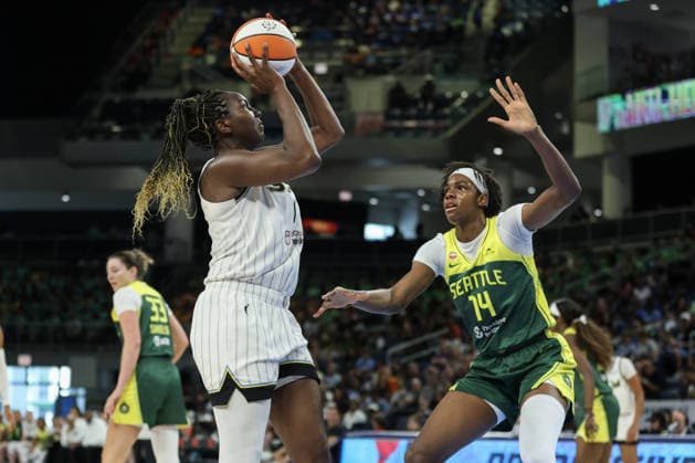 CHICAGO, USA - July 15: Elizabeth Williams (1 Chicago Sky) shoots the ball during the game between the Chicago Sky and Seattle Storm at Wintrust Arena on Wednesday, July 15 in Chicago, USA  Copyright: xShainaxBenhiyoun SPPx Sportspressphoto_SPR191092