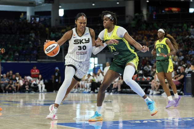 CHICAGO, USA - July 15: Azura Stevens (30 Chicago Sky) drives to the basket during the game between the Chicago Sky and Seattle Storm at Wintrust Arena on Wednesday, July 15 in Chicago, USA  Copyright: xShainaxBenhiyoun SPPx Sportspressphoto_SPR191094