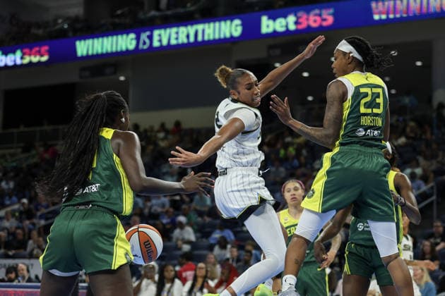 CHICAGO, USA - July 15: Sydney Taylor (12 Chicago Sky) loses the ball during the game between the Chicago Sky and Seattle Storm at Wintrust Arena on Wednesday, July 15 in Chicago, USA  Copyright: xShainaxBenhiyoun SPPx Sportspressphoto_SPR191096