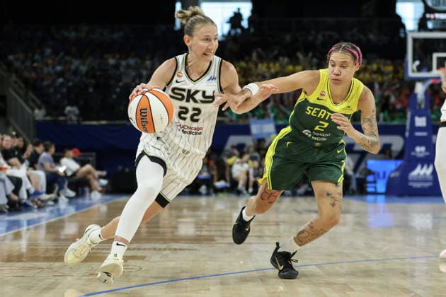 CHICAGO, USA - July 15: Courtney Vandersloot (22 Chicago Sky) drives to the basket during the game between the Chicago Sky and Seattle Storm at Wintrust Arena on Wednesday, July 15 in Chicago, USA  Copyright: xShainaxBenhiyoun SPPx Sportspressphoto_SPR191097