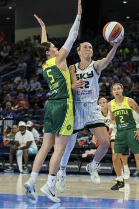 CHICAGO, USA - July 15: Courtney Vandersloot (22 Chicago Sky) attempts a layup during the game between the Chicago Sky and Seattle Storm at Wintrust Arena on Wednesday, July 15 in Chicago, USA  Copyright: xShainaxBenhiyoun SPPx Sportspressphoto_SPR191100