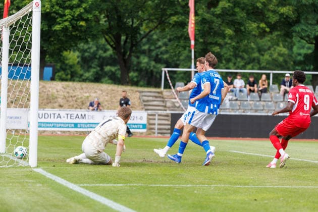 hinten Florian Carstens trifft hier zum 1:0 gegen Torwart Jakub Jakubov; GER, FC Hansa Rostock vs. Greifswalder FC, Fußball, Männer, 3. Liga, Testspiel, Spielzeit 2026 2027, 15.07.2026 Neuruppin Volksparkstadion Brandenburg Deutschland *** At the back, Florian Carstens scores the 1-0 goal against goalkeeper Jakub Jakubov (GER), FC Hansa Rostock vs. Greifswalder FC, soccer, men s, 3. Liga, friendly match, 2026–2027 season, July 15, 2026, Neuruppin Volksparkstadion, Brandenburg, Germany