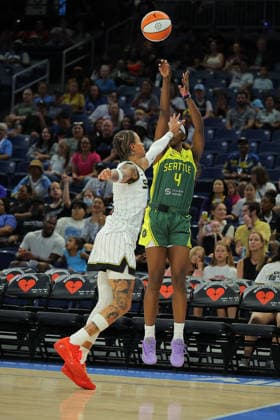 CHICAGO, IL - JULY 15: FlauÕjae Johnson 4 of the Seattle Storm shoots the ball during the first half against the Chicago Sky on July 15, 2026 at Wintrust Arena in Chicago, Illinois. (Photo by Melissa Tamez Icon Sportswire) WNBA, Basketball Damen, USA JUL 15 Seattle Storm at Chicago Sky EDITORIAL USE ONLY Icon260715002