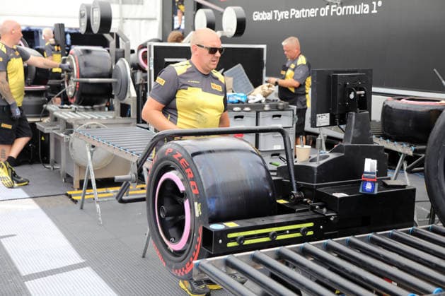 Formel 1 Grosser Preis von Belgien 2026 Formel 1 Grosser Preis von Belgien 2026 - Spa-Francorchamps 16. - 19.07. 2026 Mittwoch Im Bild: Pirelli Formel 1 Reifen Montage *** 2026 Formula 1 Belgian Grand Prix 2026 Formula 1 Belgian Grand Prix Spa Francorchamps July 16, 2026, Wednesday In the photo: Pirelli Formula 1 tire fitting Copyright: xBEAUTIFULxSPORTS Bernhardtx