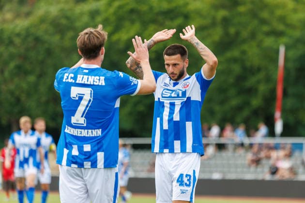 Torjubel links Torschütze Bernie Lnnemann mit Leon Dajaku; GER, FC Hansa Rostock vs. Greifswalder FC, Fußball, Männer, 3. Liga, Testspiel, Spielzeit 2026 2027, 15.07.2026 Neuruppin Volksparkstadion Brandenburg Deutschland *** Goal celebration on the left: Goal scorer Bernie Lnnemann with Leon Dajaku (GER), FC Hansa Rostock vs. Greifswalder FC, Soccer, Men, 3. Liga, Friendly Match, 2026–2027 Season, July 15, 2026, Neuruppin Volksparkstadion, Brandenburg, Germany