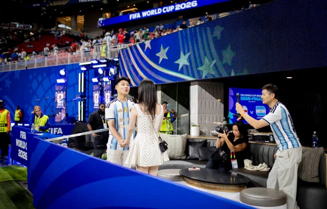 Atlanta, USA 15th Jul 2026. Young man proposes to his girlfriend just before the match between Argentina and England England - Argentina World Cup England - Argentinien 15.07.2026 *** Atlanta, USA, July 15, 2026: A young man proposes to his girlfriend just before the match between Argentina and England. England vs. Argentina, World Cup, July 15, 2026