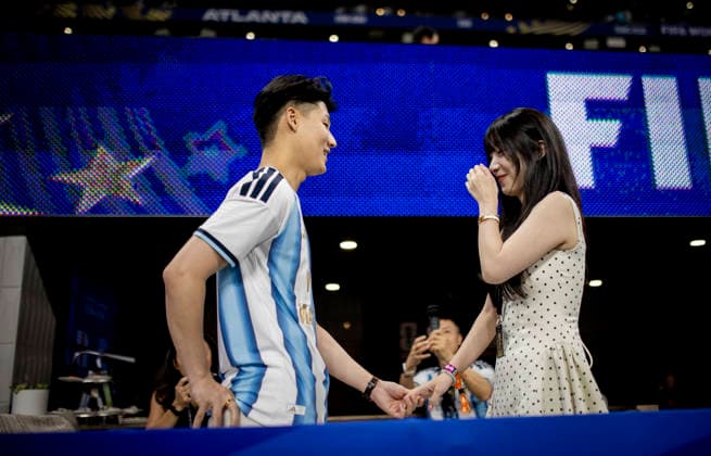 Atlanta, USA 15th Jul 2026. Young man proposes to his girlfriend just before the match between Argentina and England England - Argentina World Cup England - Argentinien 15.07.2026 *** Atlanta, USA, July 15, 2026: A young man proposes to his girlfriend just before the match between Argentina and England. England vs. Argentina, World Cup, July 15, 2026