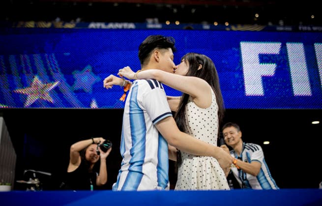 Atlanta, USA 15th Jul 2026. Young man proposes to his girlfriend just before the match between Argentina and England England - Argentina World Cup England - Argentinien 15.07.2026 *** Atlanta, USA, July 15, 2026: A young man proposes to his girlfriend just before the match between Argentina and England. England vs. Argentina, World Cup, July 15, 2026