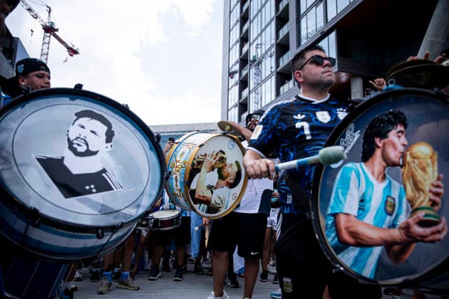 Sport Bilder des Tages FOOTBALL : Argentina vs England Demi-finale de la Coupe du Monde de la FIFA 2026. Mercedes-Benz Stadium, Atlanta, Georgia, Etats-Unis. 15 07 2026. Des supporters argentins mettent l ambiance Ã l extÃ rieur du Mercedes-Benz Stadium avant le match Argentine Angleterre.  Copyright: xElyxandroxCEGARRAx