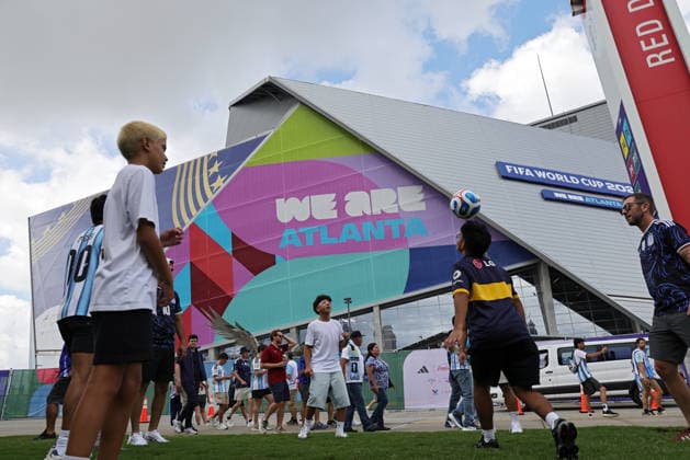 FIFA World Cup, WM, Weltmeisterschaft, Fussball 2026 semifinals - England vs Argentina Children play ball as they make their way to the stadium for the FIFA World Cup 2026 semifinals match England against Argentina, in Atlanta, USA, 15 July 2026. ATLANTA United States  Copyright: xCRISTOBALxHERRERA-ULASHKEVICHx
