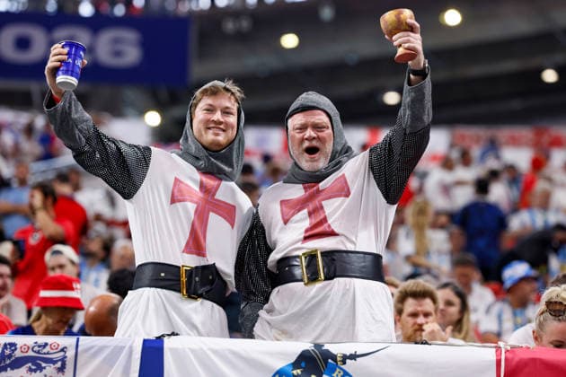 Sport Bilder des Tages England v Argentina: Semi Final - FIFA World Cup, WM, Weltmeisterschaft, Fussball 2026 English fans dressed as knights in the stand before the FIFA World Cup 2026 Semi Final match between England and Argentina at Atlanta Stadium on July 15, 2026 in Atlanta, United States. Atlanta Atlanta Stadium GA United States Copyright: xAllstarxPicturexLibraryxLtdx