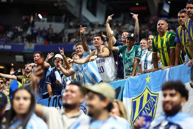Argentina fans shout at the England players ahead of kick-off England v Argentina, 2026 FIFA World Cup, WM, Weltmeisterschaft, Fussball Semi Final, Football, Atlanta Stadium, Atlanta, Georgia, USA - 15 Jul 2026Atlanta Atlanta Stadium Georgia (GA) United States of America  Copyright: xMichaelxZemanek Shutterstockx 16992756l