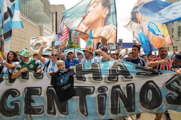 July 15, 2026, Atlanta, Georgia, United States of America: Argentina Fans waves their flags and hold up signs as they walk in the fan march before the England vs Argentina Fourth Stage Semi-Finals match in ATLANTA, Georgia. World Cup 2026: Semi-Finals: England : Argentina  - ZUMAg276 20260715_zsp_g276_003 Copyright: xMalachixGabrielx