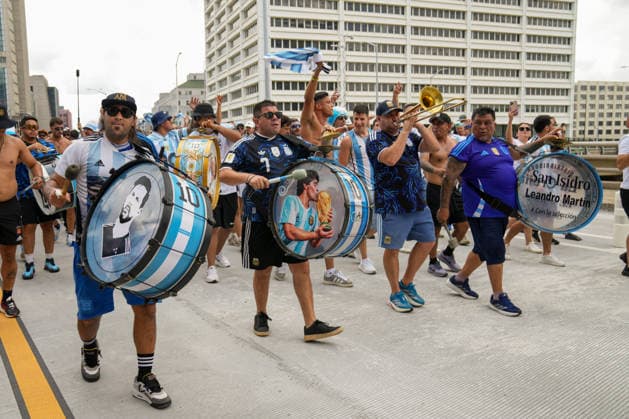 July 15, 2026, Atlanta, Georgia, United States of America: Argentina Fans playing instruments as they march in the fan parade before the England vs Argentina Fourth Stage Semi-Finals match in ATLANTA, Georgia. Atlanta United States of America - ZUMAg276 20260715_zsp_g276_009 Copyright: xMalachixGabrielx