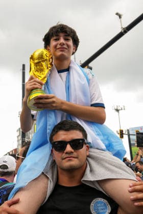 July 15, 2026, Atlanta, Georgia, United States of America: Argentina Fans holding a replica of the World Cup trophy pose for the camera during the fan march before the England vs Argentina Fourth Stage Semi-Finals match in ATLANTA, Georgia. World Cup 2026: Semi-Finals: England : Argentina  - ZUMAg276 20260715_zsp_g276_013 Copyright: xMalachixGabrielx