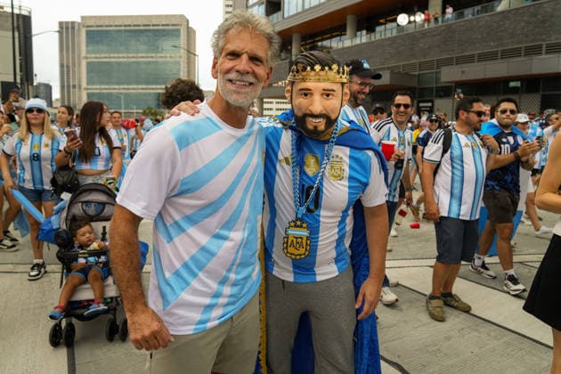 July 15, 2026, Atlanta, Georgia, United States of America: Argentina Fan with a Lionel Messi face mask pose for the camera during the fan march before the England vs Argentina Fourth Stage Semi-Finals match in ATLANTA, Georgia. Atlanta United States of America - ZUMAg276 20260715_zsp_g276_016 Copyright: xMalachixGabrielx