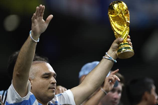 ATLANTA - An Argentina fan with a replica World Cup trophy prior to the 2026 FIFA World Cup, WM, Weltmeisterschaft, Fussball semi-final match between England and Argentina at the Atlanta Stadium on July 15, 2026, in Atlanta, Georgia, United States. MAURICE VAN STEEN ANP FIFA World Cup 2026 - semi final 2026 xVIxANPxSportx xMauricexvanxSteenxIVx 563598235 originalFilename: 563598235.jpg