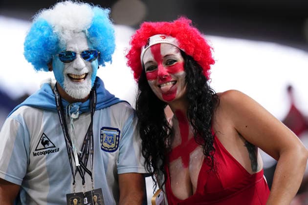 England v Argentina: Semi Final - FIFA World Cup, WM, Weltmeisterschaft, Fussball 2026 Supporter of Argentina and supporter of England pose for the photo during the FIFA World Cup 2026 Semi Final match between England and Argentina at Atlanta Stadium on July 15, 2026 in Atlanta, Georgia. Atlanta GA United States  Copyright: xJosexBretonx originalFilename:bretonhernandez-englandv260715_np1tC.jpg