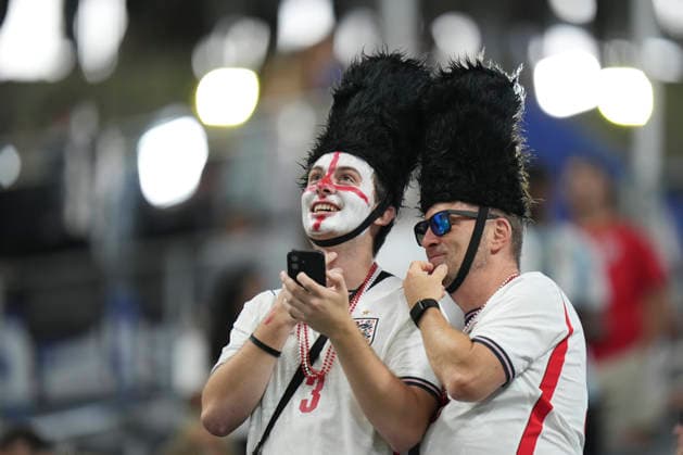 Sport Bilder des Tages England v Argentina: Semi Final - FIFA World Cup, WM, Weltmeisterschaft, Fussball 2026 Supporters of England pose for the photo during the FIFA World Cup 2026 Semi Final match between England and Argentina at Atlanta Stadium on July 15, 2026 in Atlanta, Georgia. Atlanta GA United States  Copyright: xJosexBretonx originalFilename:bretonhernandez-englandv260715_npNEN.jpg