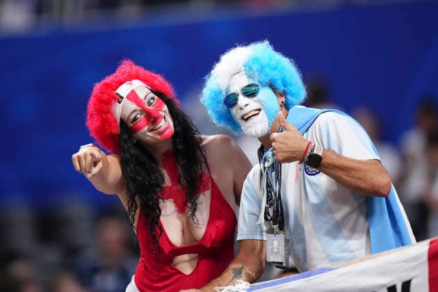 July 15, 2026, Atlanta, Georgia, United States: Supporter of Argentina and supporter of England pose for the photo during the FIFA World Cup, WM, Weltmeisterschaft, Fussball 2026 Semi Final match between England and Argentina at Atlanta Stadium on July 15, 2026 in Atlanta, Georgia. Atlanta United States - ZUMAa181 20260715_zaa_a181_034 Copyright: xJosexBretonx