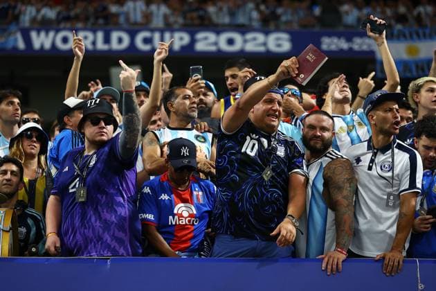 Argentina fans ahead of kick-off. One fan holds aloft a copy of the Holy Bible England v Argentina, 2026 FIFA World Cup, WM, Weltmeisterschaft, Fussball Semi Final, Football, Atlanta Stadium, Atlanta, Georgia, USA - 15 Jul 2026Atlanta Atlanta Stadium Georgia (GA) United States of America  Copyright: xMichaelxZemanek Shutterstockx 16992756ae