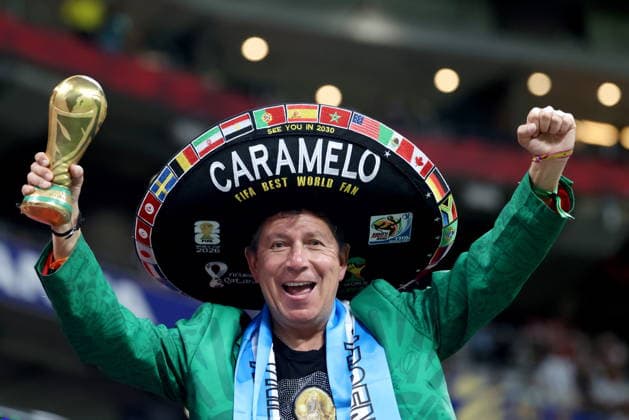 FIFA World Cup, WM, Weltmeisterschaft, Fussball 2026 semifinals - England vs Argentina Mexico s Super Fan Caramelo poses for a picture ahead of the FIFA World Cup 2026 semifinals match England against Argentina, in Atlanta, Georgia, USA, 15 July 2026. ATLANTA United States  Copyright: xOLGAxFEDOROVAx