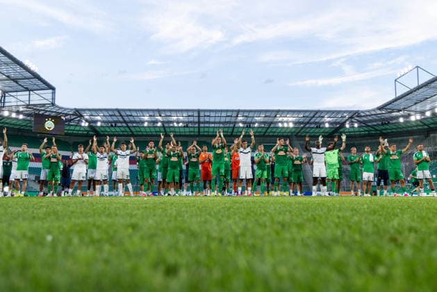 SOCCER - Rapid vs Panathinaikos, test match VIENNA,AUSTRIA,15.JUL.26 - SOCCER - ADMIRAL Bundesliga, Super League, SK Rapid Wien vs Panathinaikos Athen, test match. Image shows the rejoicing of both teams.  GEPAxpictures xPhilippxBrem