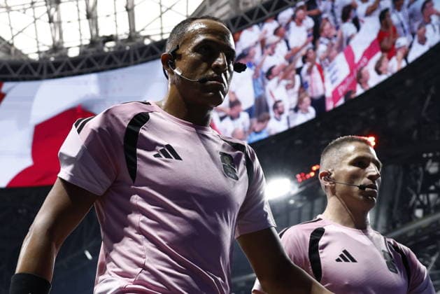 FIFA World Cup, WM, Weltmeisterschaft, Fussball 2026 semifinals - England vs Argentina US referee Ismail Elfath (L) before the FIFA World Cup 2026 semifinals match England against Argentina, in Atlanta, USA, 15 July 2026. ATLANTA United States  Copyright: xWILLxOLIVERx