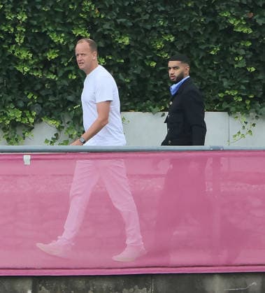15.07.2026, FC Bayern Training , Saebenerstrasse Muenchen, Fussball, im Bild: DR jochen Hahne und Neuzugang Ismael Saibari *** July 15, 2026, FC Bayern Training, Saebenerstrasse, Munich, Soccer, Sports; pictured: DR Jochen Hahne and new signing Ismael Saibari