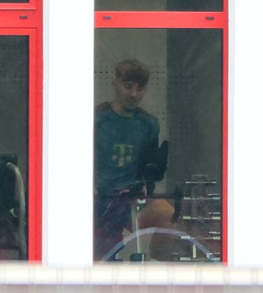 15.07.2026, FC Bayern Training , Saebenerstrasse Muenchen, Fussball, im Bild: Lennart Karl (FC Bayern Muenchen) auf dem Rad mit Handy *** July 15, 2026, FC Bayern Training, Saebenerstrasse, Munich, Soccer, Sports, Pictured: Lennart Karl of FC Bayern Munich riding a bike while using his cell phone