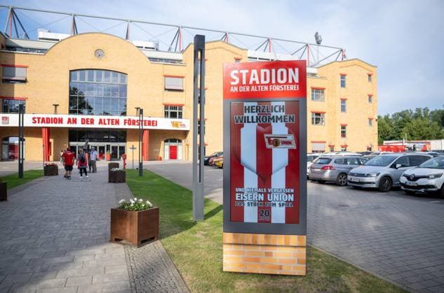 Fußball, Saison 2026 2027, 1. Bundesliga, 1. FC Union Berlin, Union-Theater, Und niemals vergessen: Eisern Union - Das Stück zum Spiel, erste Vorstellung im Stadion An der Alten Försterei, im Bild: Werbung und Blick auf die Haupttribüne, 15.07. 2026, *** Soccer, 2026–2027 Season, 1. Bundesliga, 1. FC Union Berlin, Union Theater, And Never Forget: Eisern Union —the play based on the game, first performance at the An der Alten Försterei stadium; pictured: advertising and a view of the main grandstand, July 15, 2026, Copyright: xMatthiasxKochx